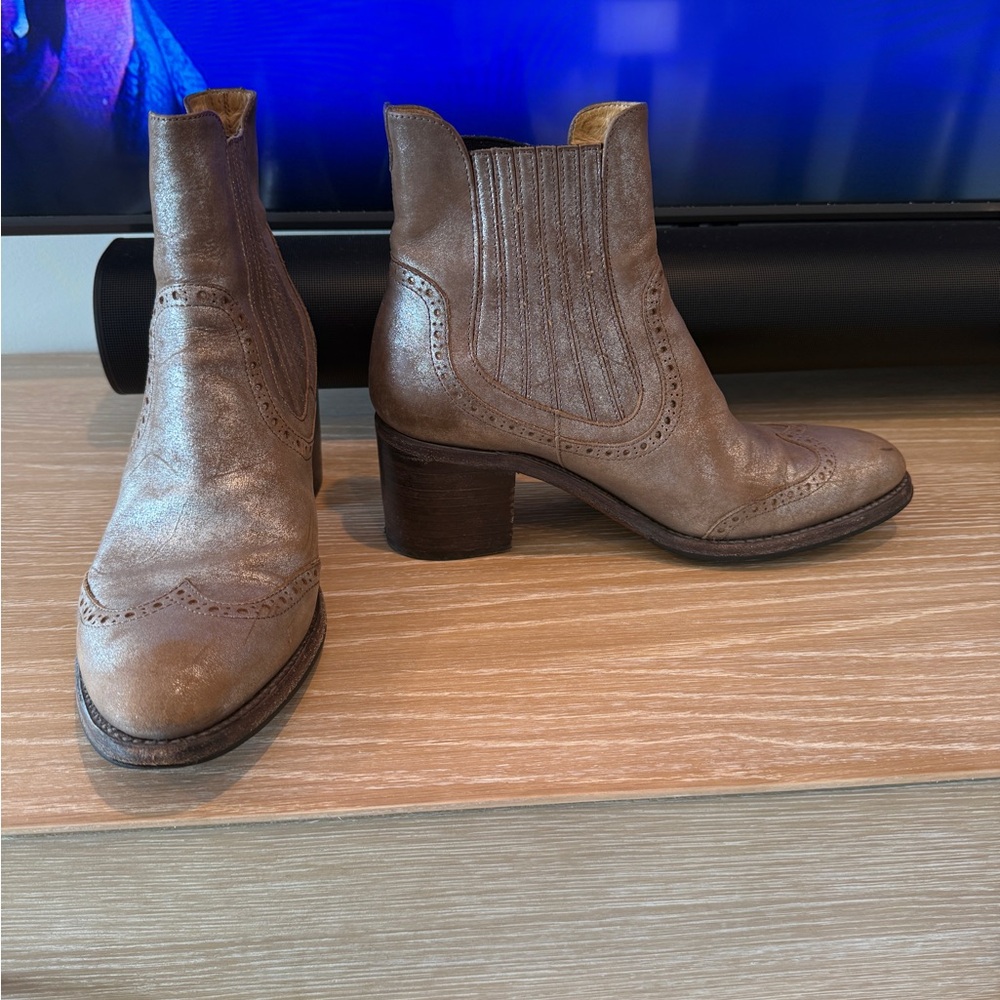 Office of Angela Scott boots in size 40/10. Distressed look leather